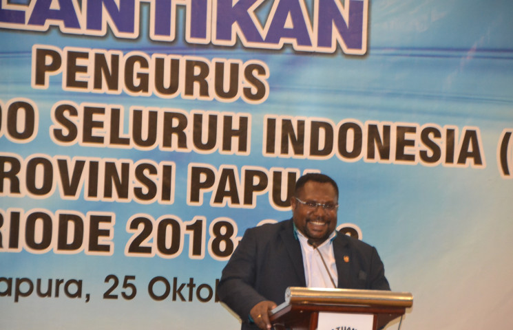 Tim Monitoring KONI Papua Sedang Berjalan Melihat TC Atlet PON 2020