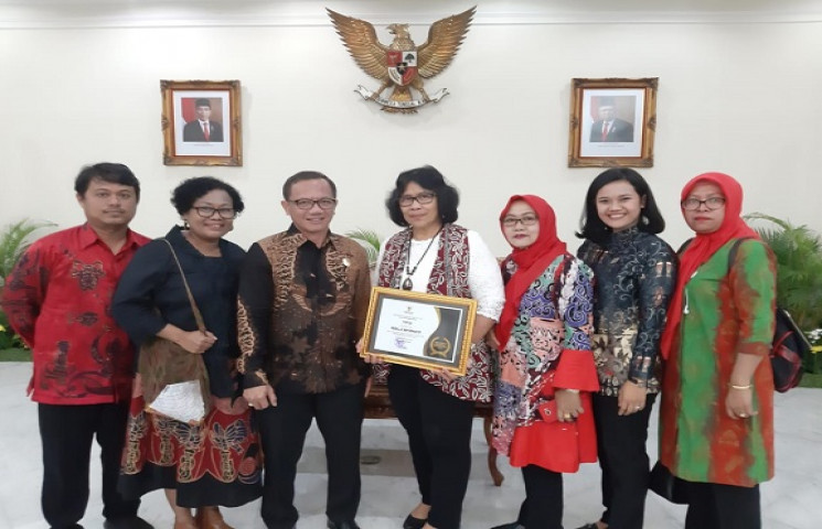 Pemprov Papua Terima Penganugerahan Badan Publik Menuju Informatif Tahun 2019 Dari KI Pusat