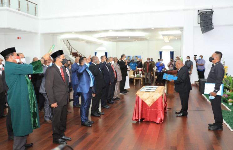 Gubernur Enembe Lantik dan Rotasi Puluhan Pejabat 