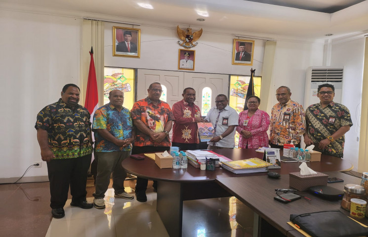 KI Papua Serahkan Laporan Monev dan Pemeringkatan Keterbukaan Informasi Badan Publik 