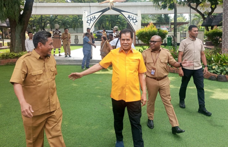 Plh. Gubernur Ridwan Kunjungi Anjungan Papua di TMII 