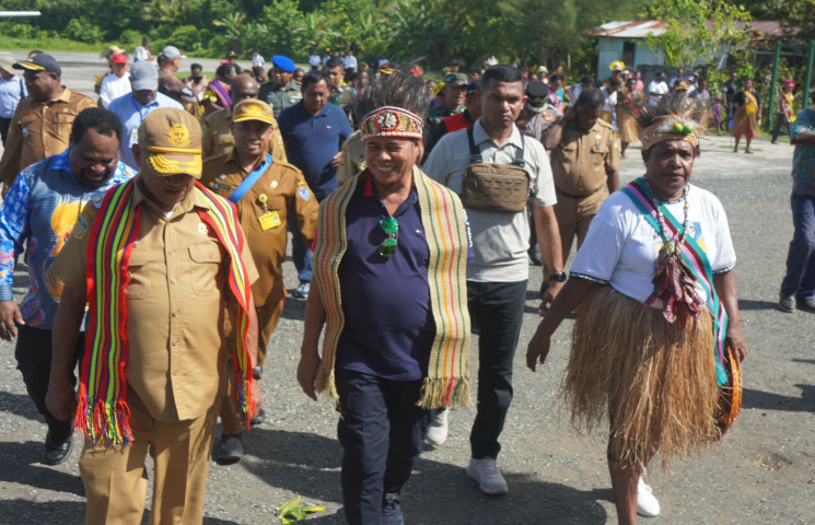 Hadir Sehari Sebelum Festival 1000 Ombak, Pj. Gubernur Papua Bagikan Sembako Dan Menyerahkan Kitab Suci Alquran