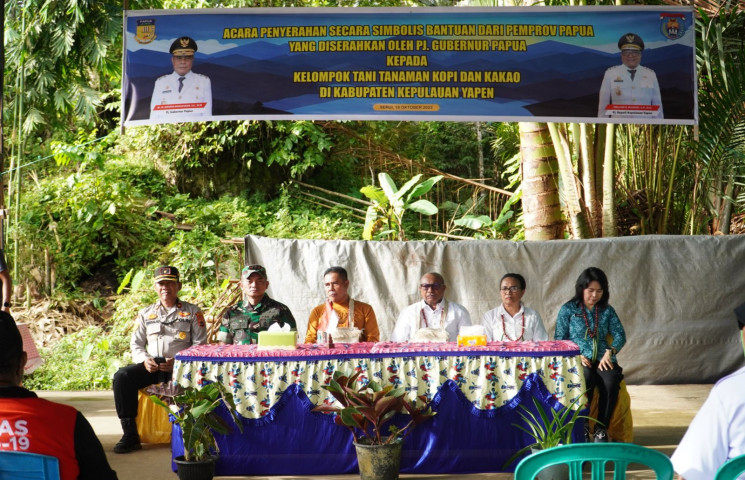 Kunjungi Rumah Produksi Kopi Ambaidiru, Gubernur Rumasukun Minta Jaga Kualitas dan Mutu