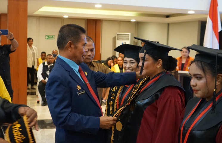 Hadiri Wisuda Ottow Geissler, Pj Gubernur : Jadilah Sarjana Penggerak Pembangunan 