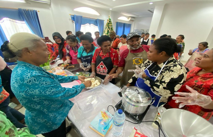 PKK Papua Datangkan Jungle Chef Latih 40 Mama Pelaku Usaha Jayapura