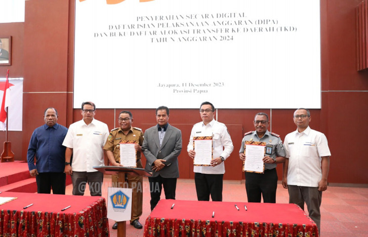 Penjabat Gubernur Papua Menyerahkan DIPA, TKDD dan Dana Dekon / TP, Tahun Anggaran 2024 di Provinsi Papua. 