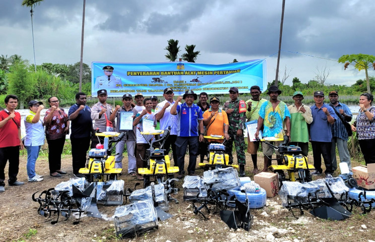 Pemprov Papua Serahkan Bantuan Peralatan Pengolahan Lahan Tanaman Cabai di Keerom 