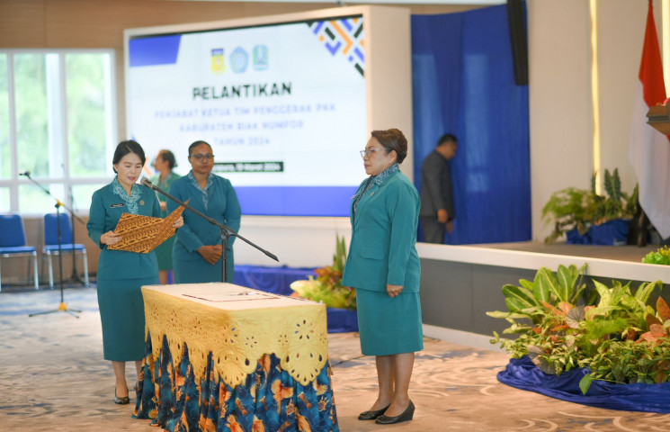 Resmi Jabat Pj Ketua PKK Biak, Veradika Sroyer Diminta Sukseskan 10 Program Pokok dan Tangani Stunting
