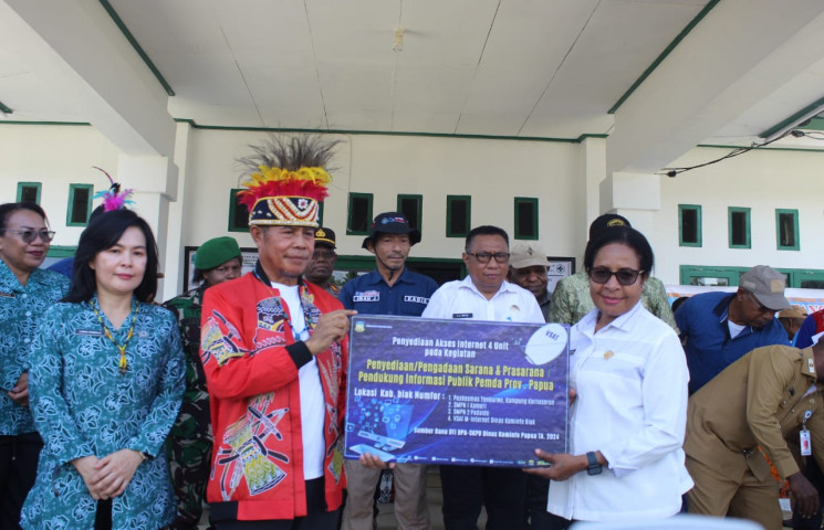 Percepat Penetetrasi Internet, Gubernur Serahkan VSAT di Biak Numfor
