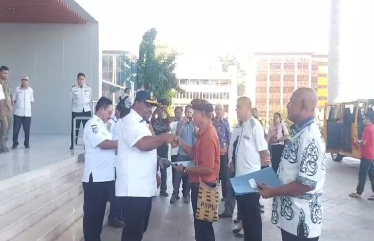 Pemprov Papua Resmi Serahkan 60 Unit Hibah Bus Ex PON