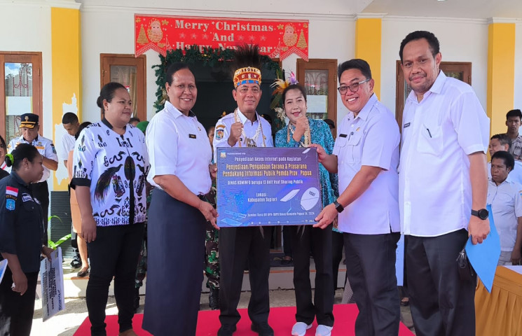 Gubernur Papua Serahkan 13 unit Vsat Low Orbit (Starlink) di Supiori