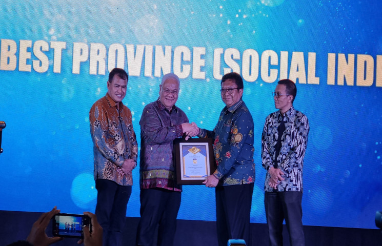 Pj. Gubernur Papua Terima Penghargaan The 2nd Regional Champion Index 2025 dari InfoBank Media Group