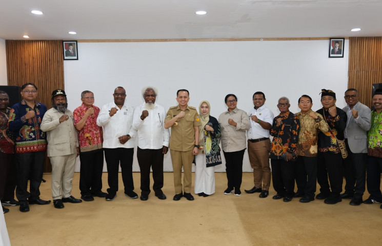 Pj Gubernur Papua Agus Fatoni Silaturahmi bersama FKUB dan PGGP, Ajak Tokoh Adat dan Pemuka Agama Sukseskan PSU dan Jaga Kedamaian Papua