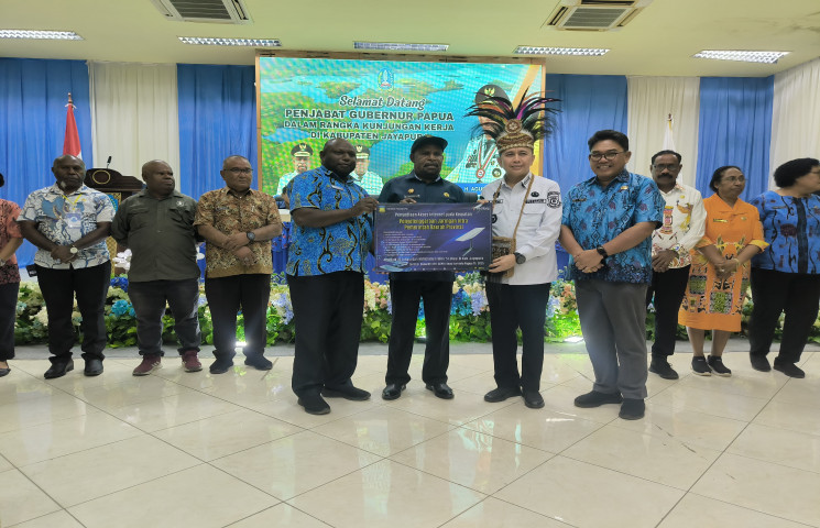 Pj Gubernur Papua Serahkan 49 Perangkat Starlink dan 5 IndiBiz untuk Maksimalkan Akses Internet di Daerah Terpencil Kabupaten Jayapura