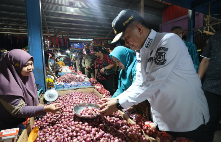 Pj Gubernur Papua Agus Fatoni Tinjau Pasar Aroro-Iroro, Pastikan Harga Bahan Pokok Stabil