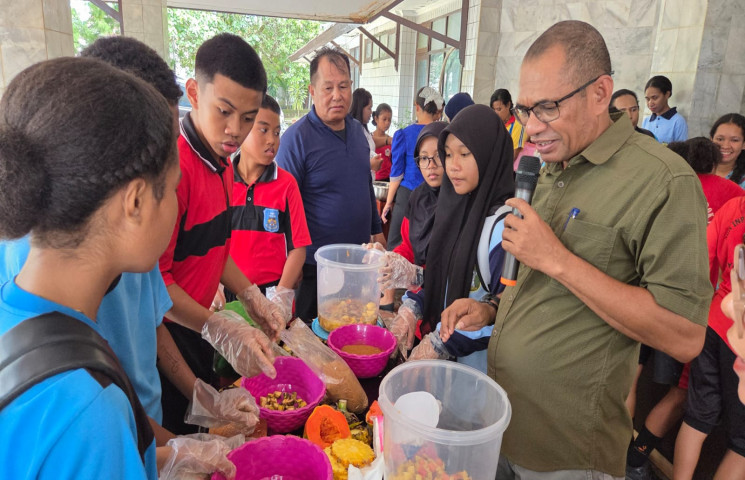 DKLH Papua Latih Pelajar di Kota Jayapura Cara Membuat Pupuk yang Ramah Lingkungan