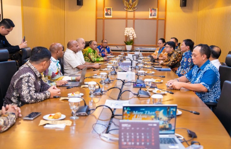 Pemprov Papua Siapkan Survei Rute Kereta Api Bersama PT KAI