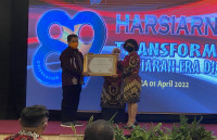 KPID Papua Nobatkan Gubernur Enembe “Bapak Peduli Penyiaran Sehat Berimbang dan Edukatif”