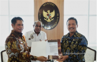Sekda Papua Serahkan Dokumen Teknis Muatan Perairan Pesisir ke Menteri Trenggono