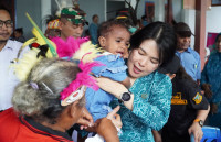 Serahkan 300 Paket PHBS di Yapen, Linda Onibala juga Semangati Kader Posyandu