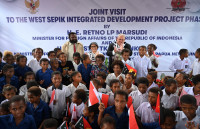 Menlu RI-PNG Kunjungi SD di Perbatasan Wutung