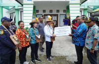 Kunker ke Yapen dan Waropen, Penjabat Gubernur Papua Kembali Serahkan Bantuan