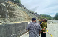 Tinjau Longsor Ringroad Jayapura, Kadis PUPR Papua Perkirakan Biaya Perbaikan di Bawah Rp5 Miliar